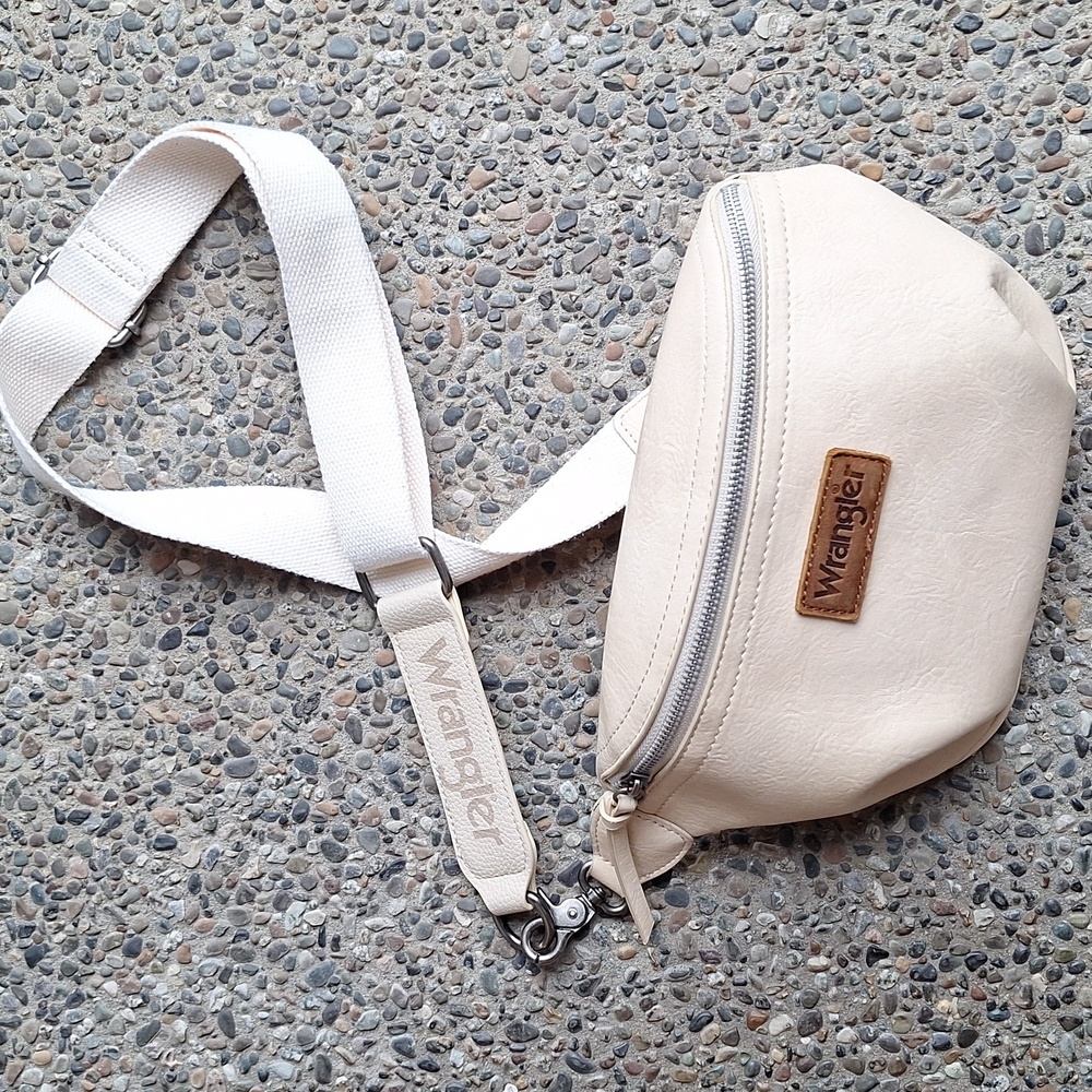 Wrangler Retro Fanny Pack Belt Bag Bum Bag Vanilla White - Picture 2 of 10